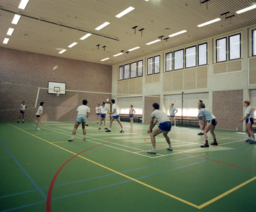 119780 Afbeelding van politiemensen tijdens een partijtje volleybal in een sportzaal in het Hoofdbureau van Politie ...